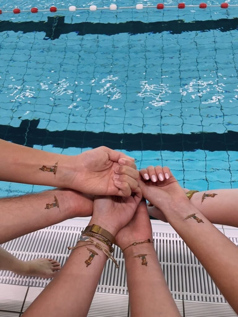 Sechs Handgelenke am Beckenrand, jedes mit demselben selbst entworfenen temporären Tattoo